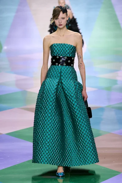 Look 16